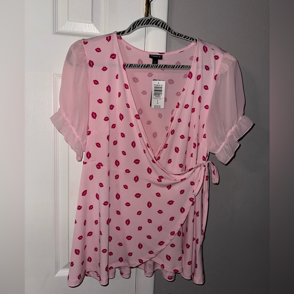 NWT Torrid Knit Chiffon Puff Sleeve Surplice Kiss Lips Pink Top